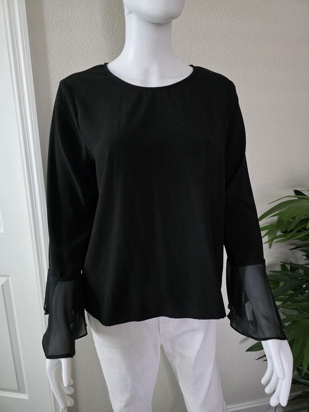 Vince Camuto Blk Long-Sleeve Blouse w/Buttoned, Tier Sheer Ruffle Cuffs - Size M